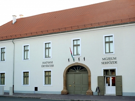 Az Integrált Könyvtár és Muzeális Gyűjtemény - Hatvany Lajos Múzeum, Széchényi Zsigmond Könyvtár és a Hatvani Serfőzde épületének homlokzata