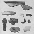 A feltárás során előkerült régészeti leletek. Középen többek között, Hadrianus császár (Kr. u. 117 - 138) ezüst dénára látható.