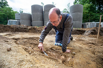 Bodó Balázs régész az ásatáson